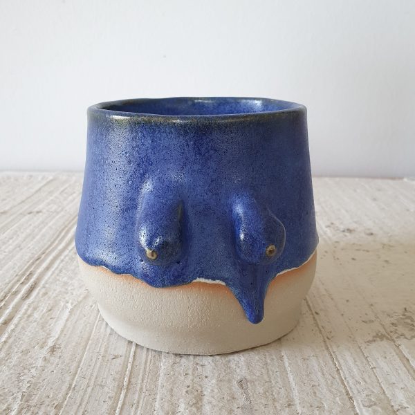 Ein Becher mit Brüsten